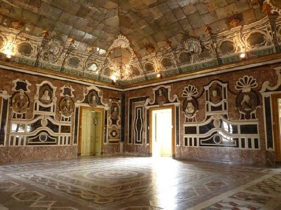Villa Palagonia, également connue sous le nom de Villa des monstres - Bagheria | Secret World Trip Planner