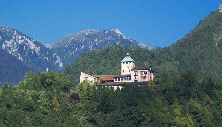Le majestueux château d'Ivano - Ivano-fracena | Secret World Trip Planner