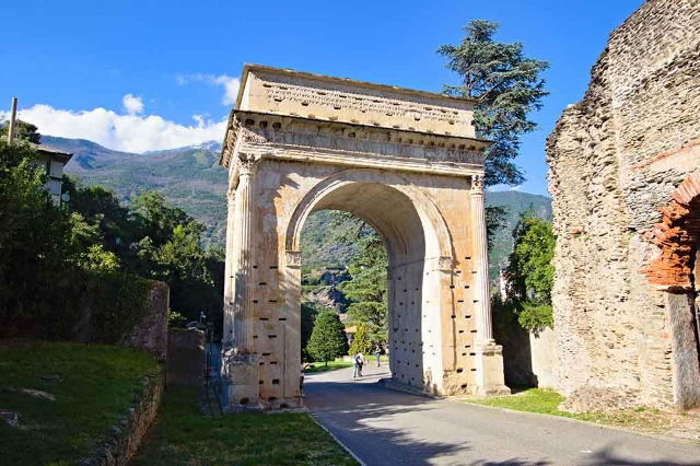 Arch of Augustus - Susa | Secret World Trip Planner