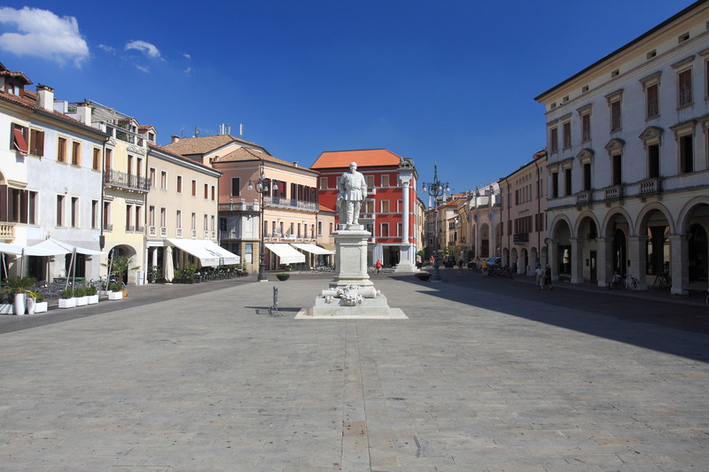 Vittorio Emanuele II Platz - Rovigo | Secret World Trip Planner