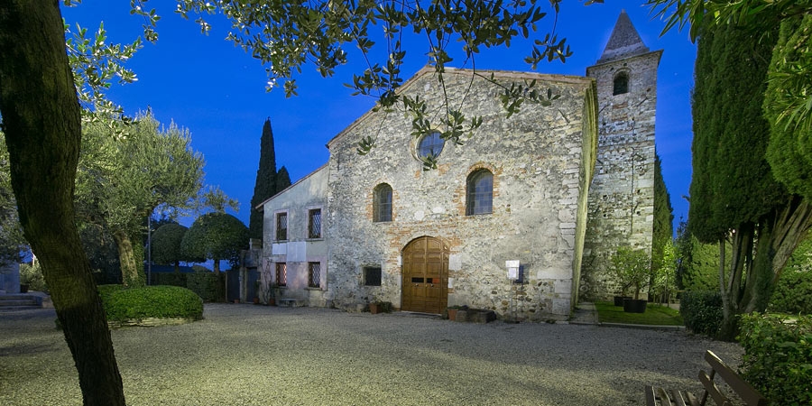چرچ کی سان Pietro میں Mavino - Sirmione | Secret World Trip Planner