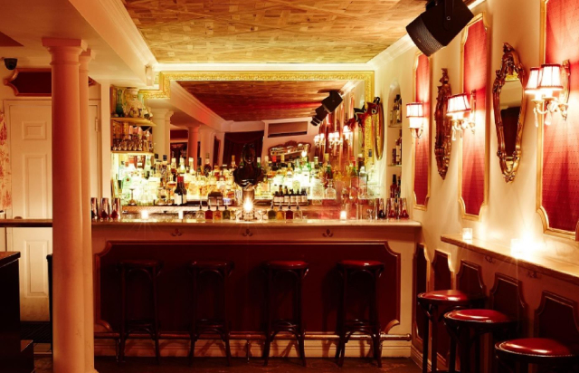 Noc w Le Boudoir: Popijaj koktajle w ukrytej komnacie Marii Antoniny - Brooklyn | Secret World Trip Planner
