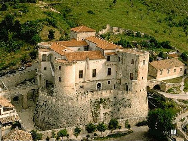 Château de Pandone - Cerro al Volturno IS | Secret World Trip Planner