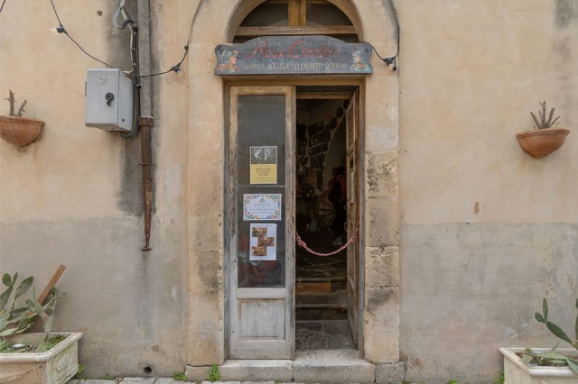 Rouge cinabre -Bottega d'Arte - Ragusa | Secret World Trip Planner