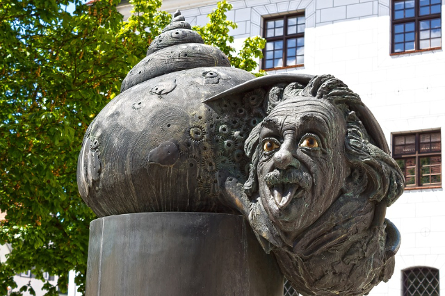 Fontana di Einstein - Ulm | Secret World Trip Planner