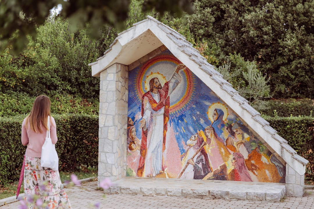 Em Viterbo, no coração de Tuscia, há uma aldeia inteira encantada com murais ded. - Sant'Angelo | Secret World Trip Planner