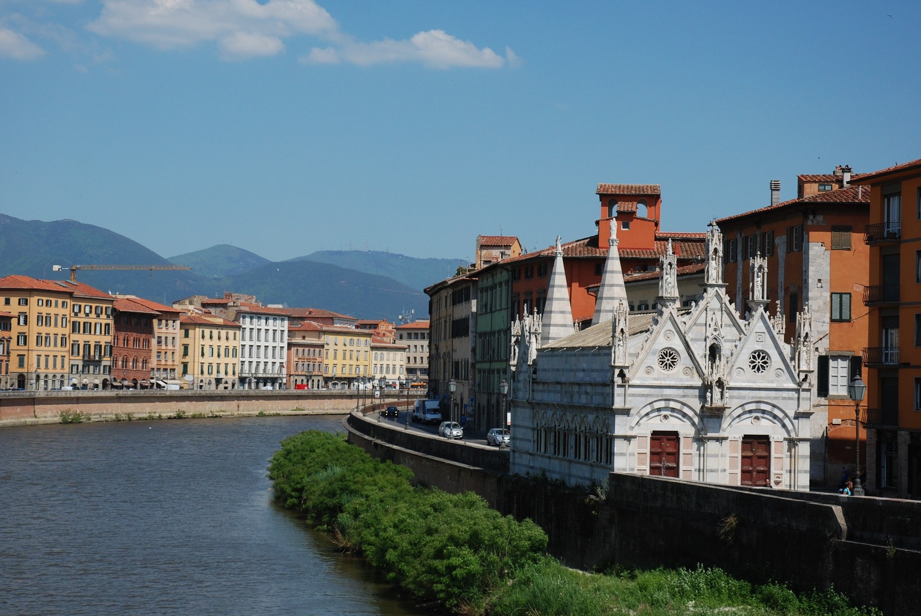 સામે વૃત્તિ parapet ના Lungarno Gambacorti, overlooking નદી પર બિંદુ એફ - Pisa | Secret World Trip Planner