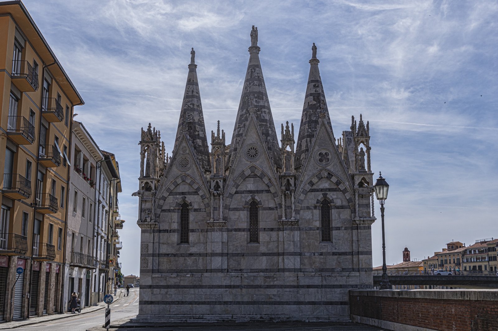 સામે વૃત્તિ parapet ના Lungarno Gambacorti, overlooking નદી પર બિંદુ એફ - Pisa | Secret World Trip Planner