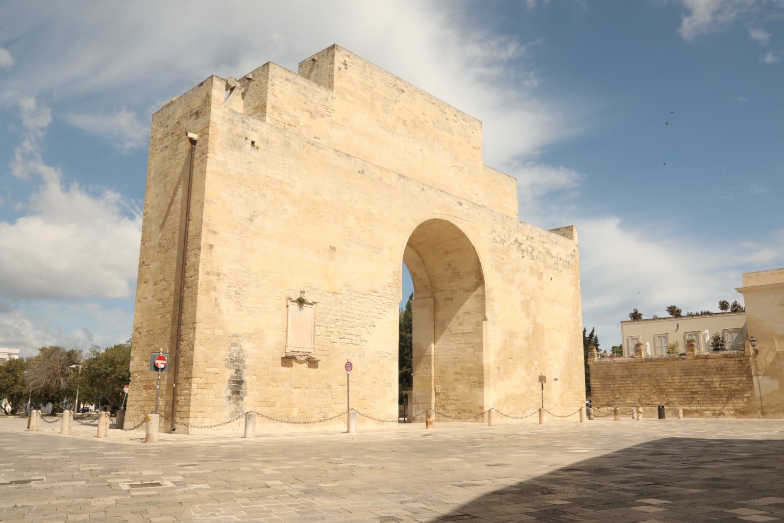 Lecce : Porta Napoli - Lecce | Secret World Trip Planner