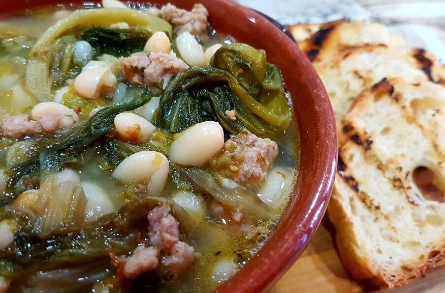 Naples : Le plat Scarole e fagioli - Trattoria da Nennella | Secret World Trip Planner