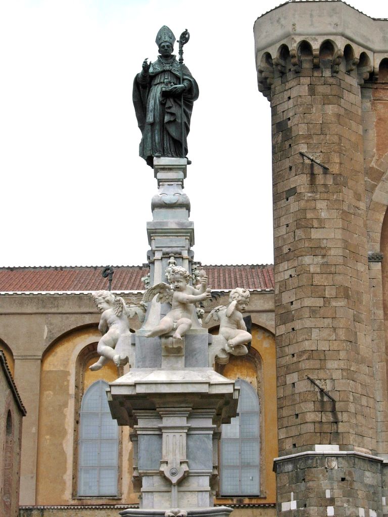 Obelisco ou Chapitel de San Gennaro - Napoli | Secret World Trip Planner