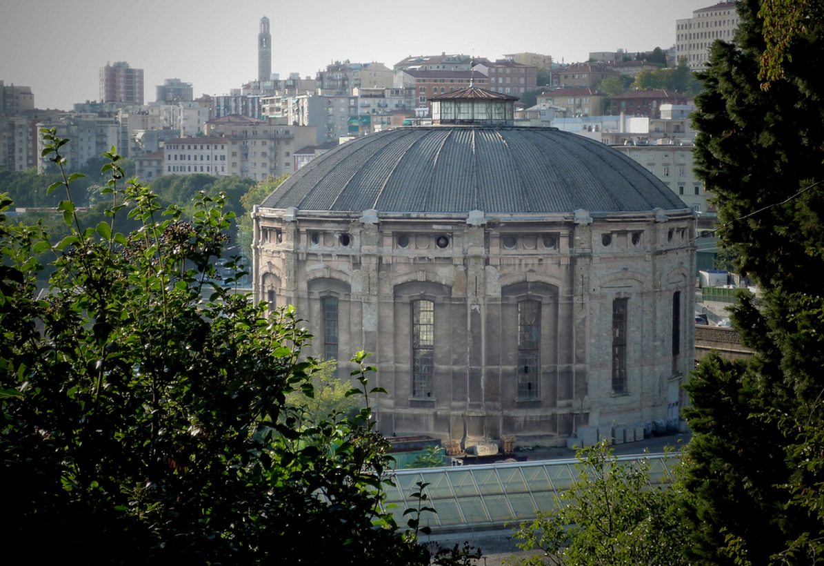 Trieste et l'ancien gazomètre de Broletto — Trieste
