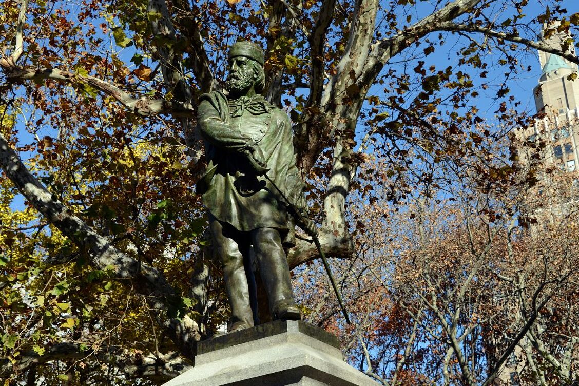 Garibaldi szobra a Washington Square Parkban - New York | Secret World Trip Planner