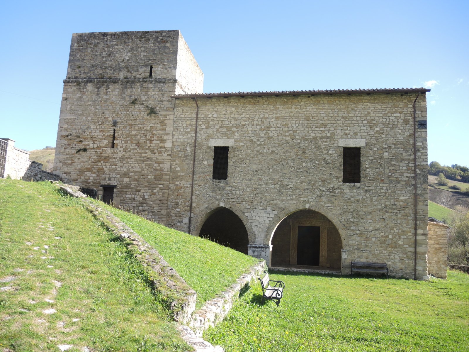 Karpineto della Nora dhe Kisha E San Bartolomeo - Contrada S. Bartolomeo | Secret World Trip Planner