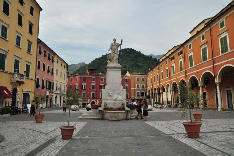 ആൽബർട്ട് ഐൻസ്റ്റീൻ - Carrara | Secret World Trip Planner