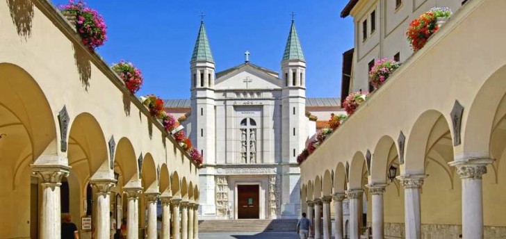 Basilika Santa Rita dari Cascia - Cascia | Secret World Trip Planner