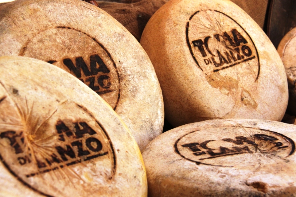 Les fromages du Piémont : le toma de Lanzo - Villanova Canavese | Secret World Trip Planner