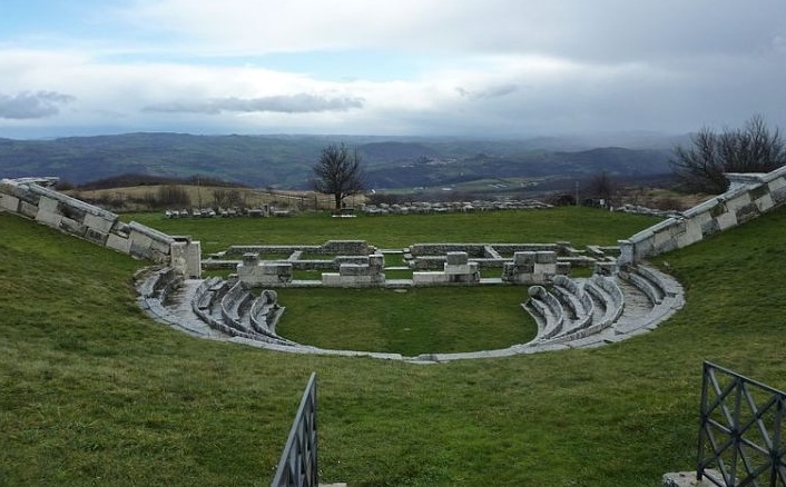 Teatri I Lashtë I Pietrabondante - Pietrabbondante | Secret World Trip Planner