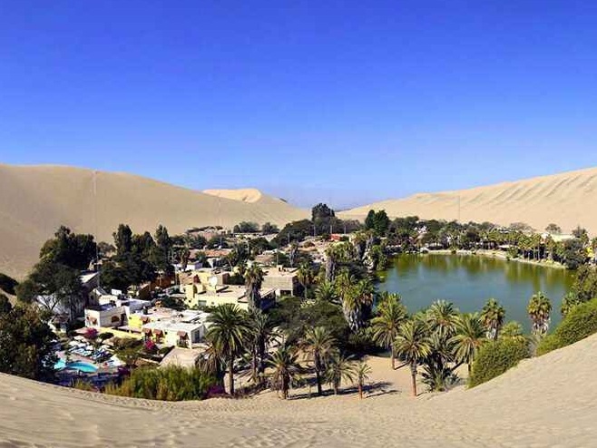 Caché dans une petite oasis entourée de dunes à Huacachina, Pérou
Dans le Sud-Ouest — Huacachina