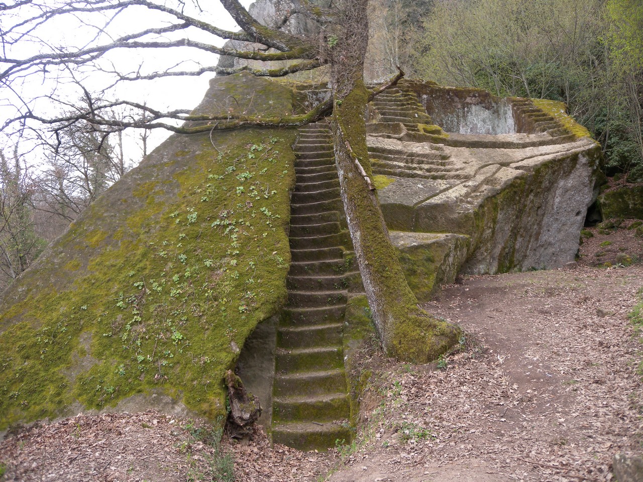 Etrurska Piramida  - Bomarzo | Secret World Trip Planner